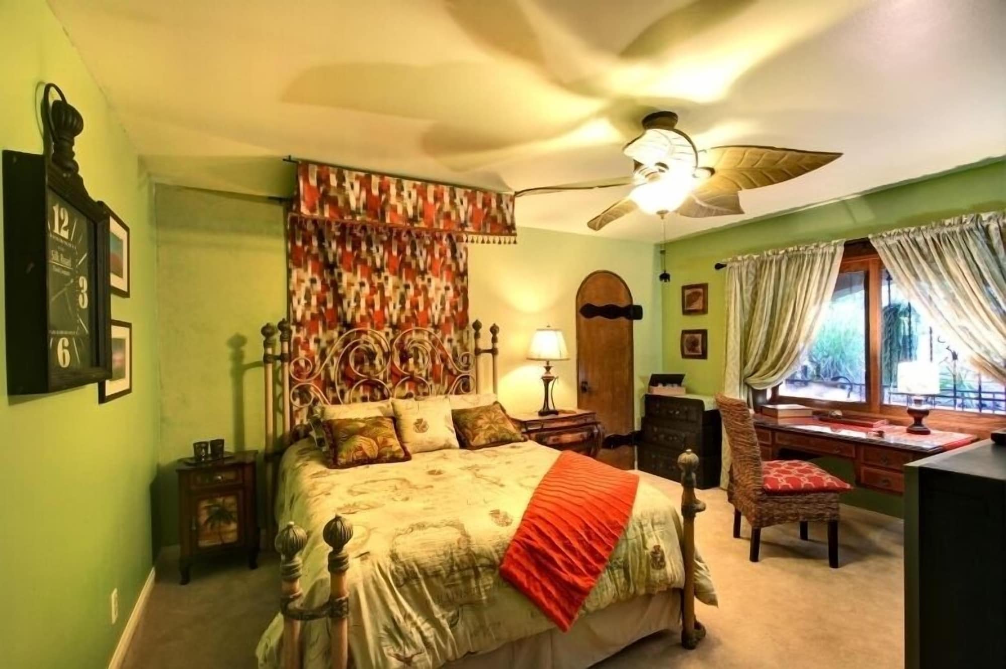 International, Deluxe, Queen Bed