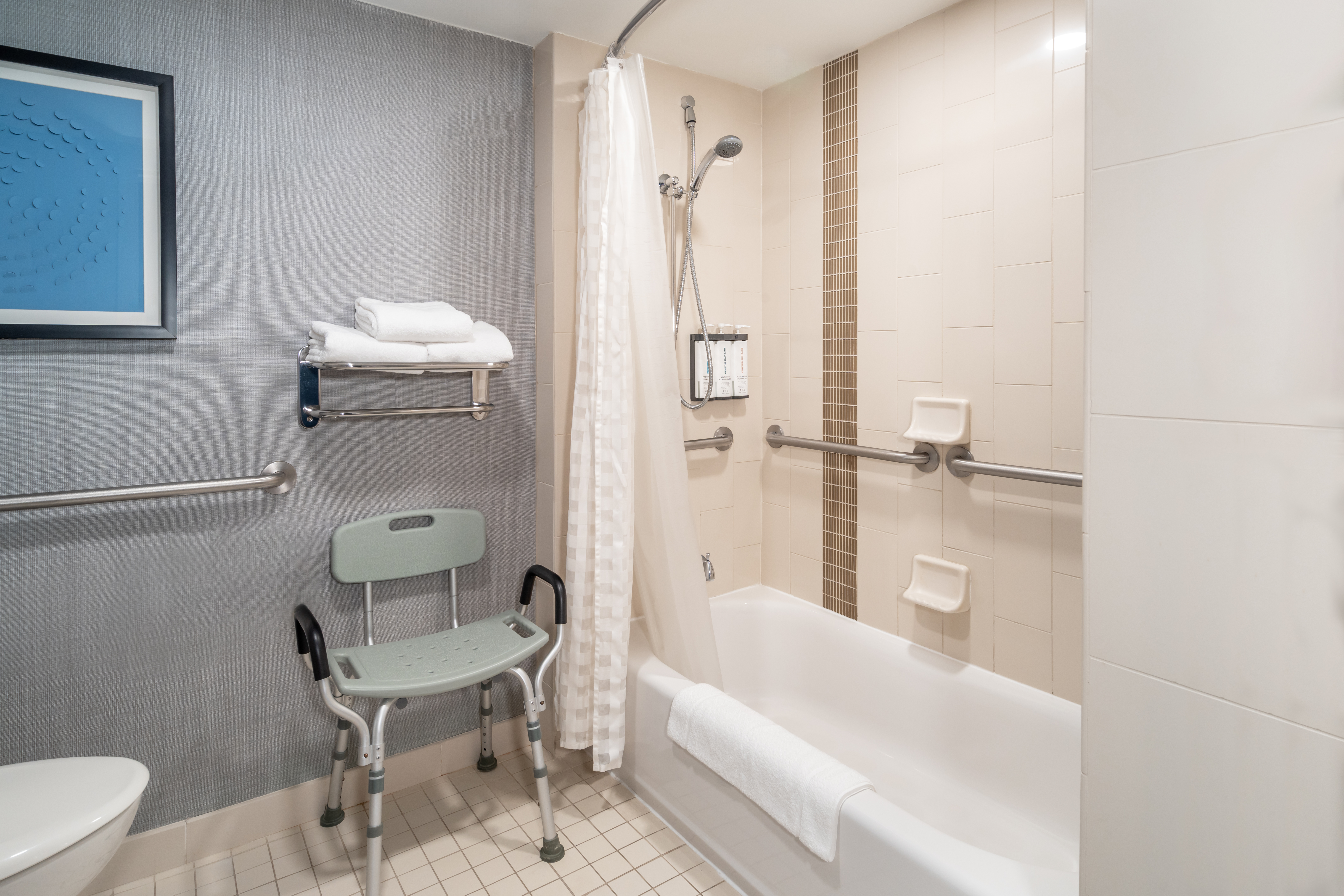 غرفة بسرير كينج مع أريكة بحوض استحمام لذوي الإعاقة، Hyatt Place Mystic 3/6