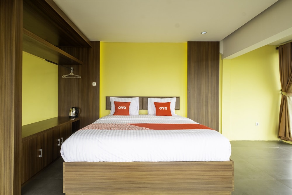 Capital O 1973 Hotel Toserba Selamat Syariah Pelabuhan Ratu 10/22