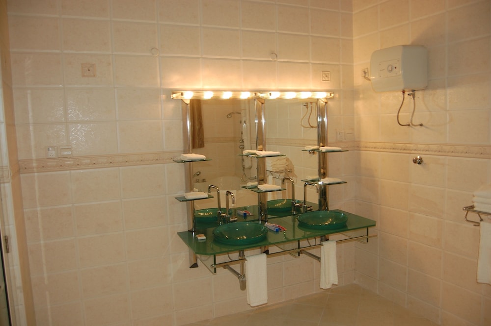 Kingsbridge Royale Hotel 31/50