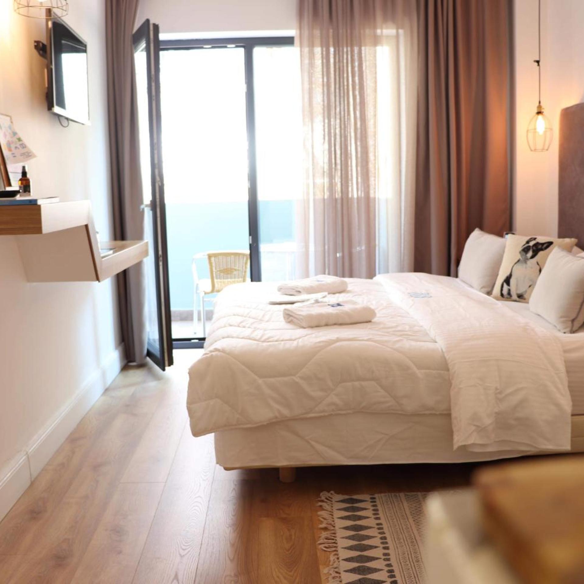 جناح جونيور بشرفة، Blue Bottle Hotel 5/10