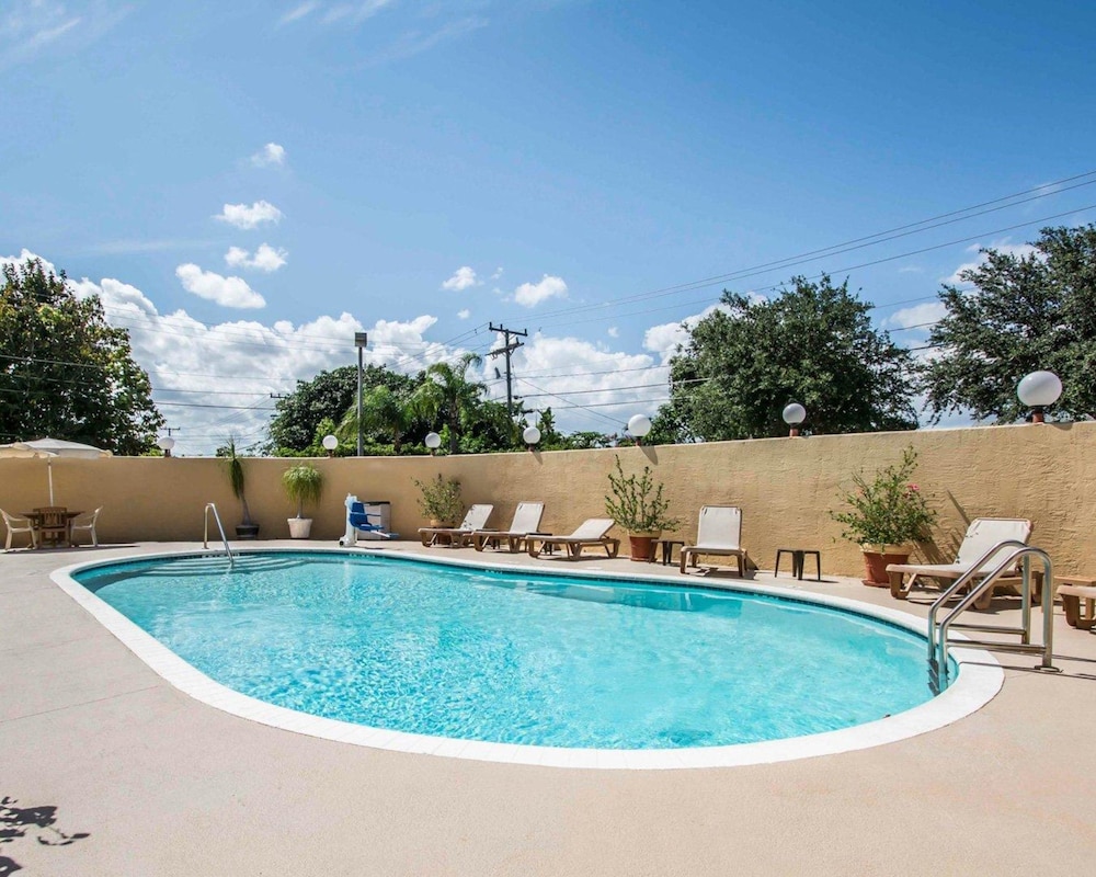 Comfort Inn & Suites Lantana - West Palm Beach South 1/40
