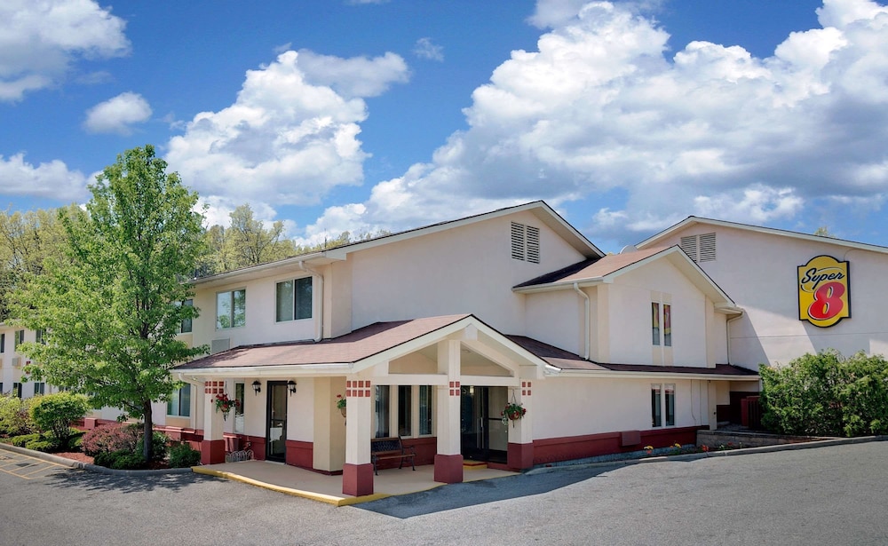 Super 8 by Wyndham Newburgh/West Point Near Stewart Airport 1/25