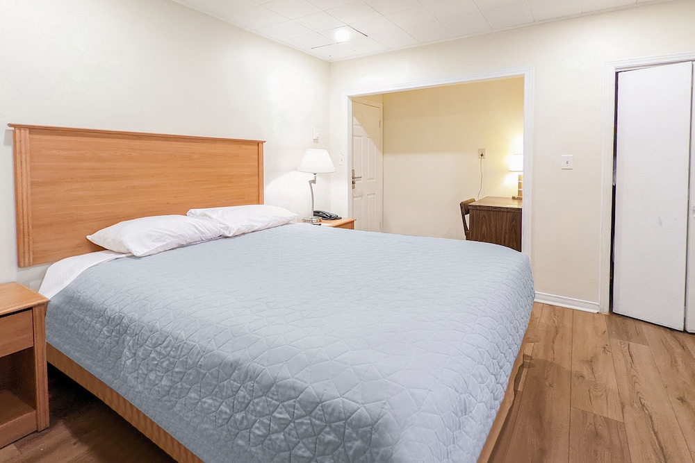 OYO First Canada Hotel Cornwall Hwy 401 ON 20/42