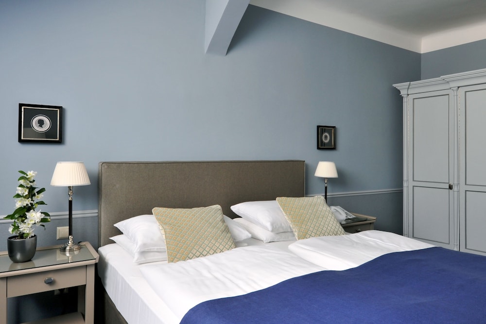 2 BEDROOMS, DOM, SUITE