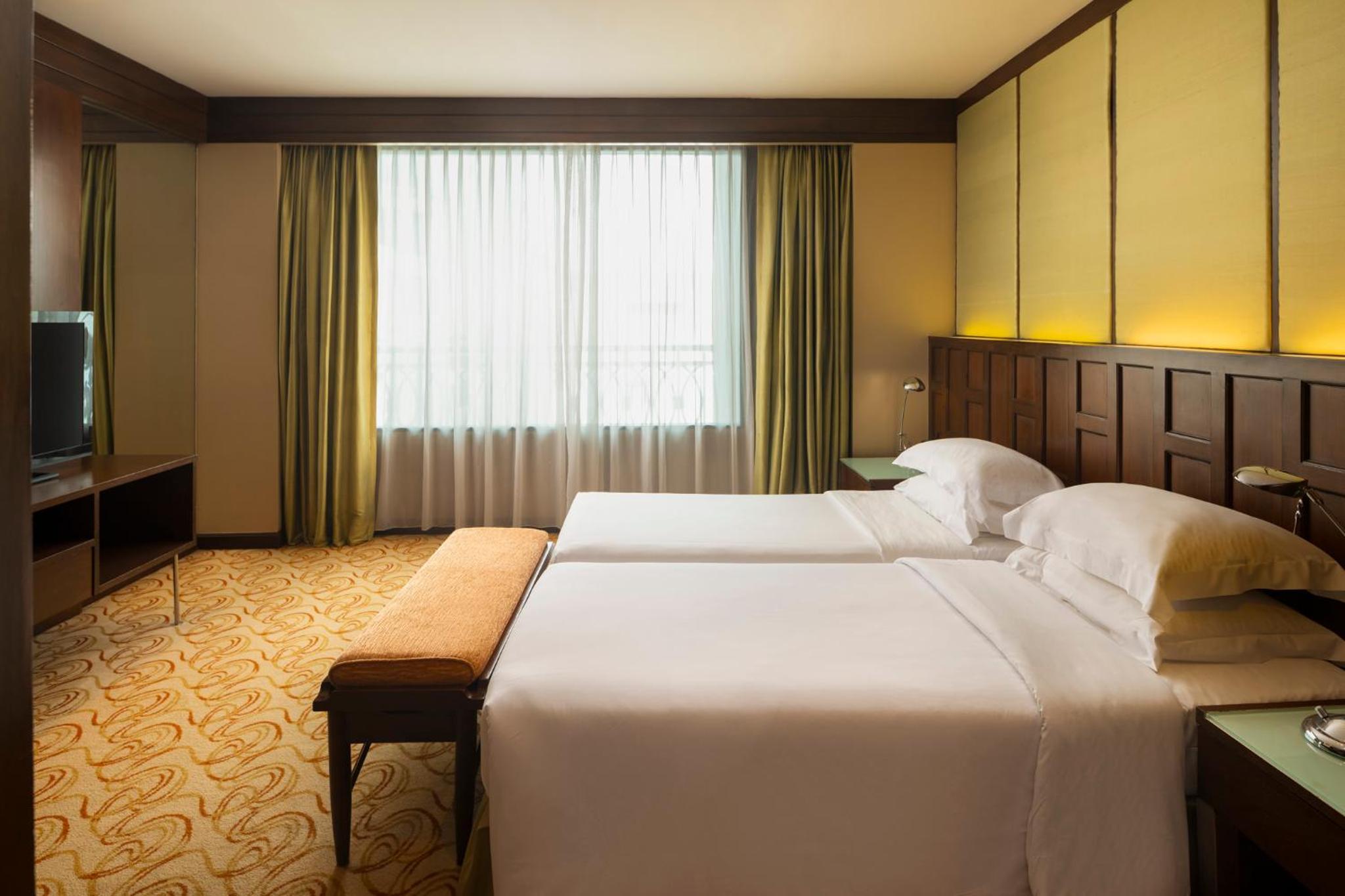 2 Bedrooms, Suite, King and Twin Beds, Main Wing