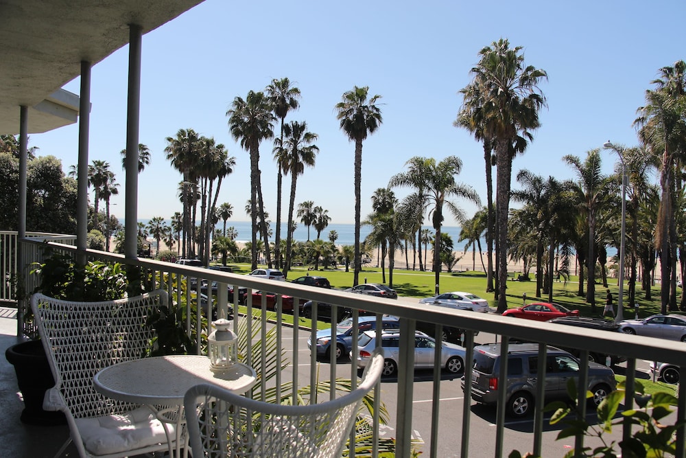 Bayside Hotel 62/74