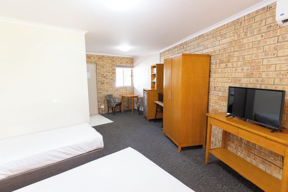 SUNDOWNER HOTEL MOTEL 18/49