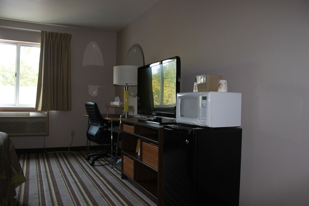 Super 8 by Wyndham Manistee 15/18