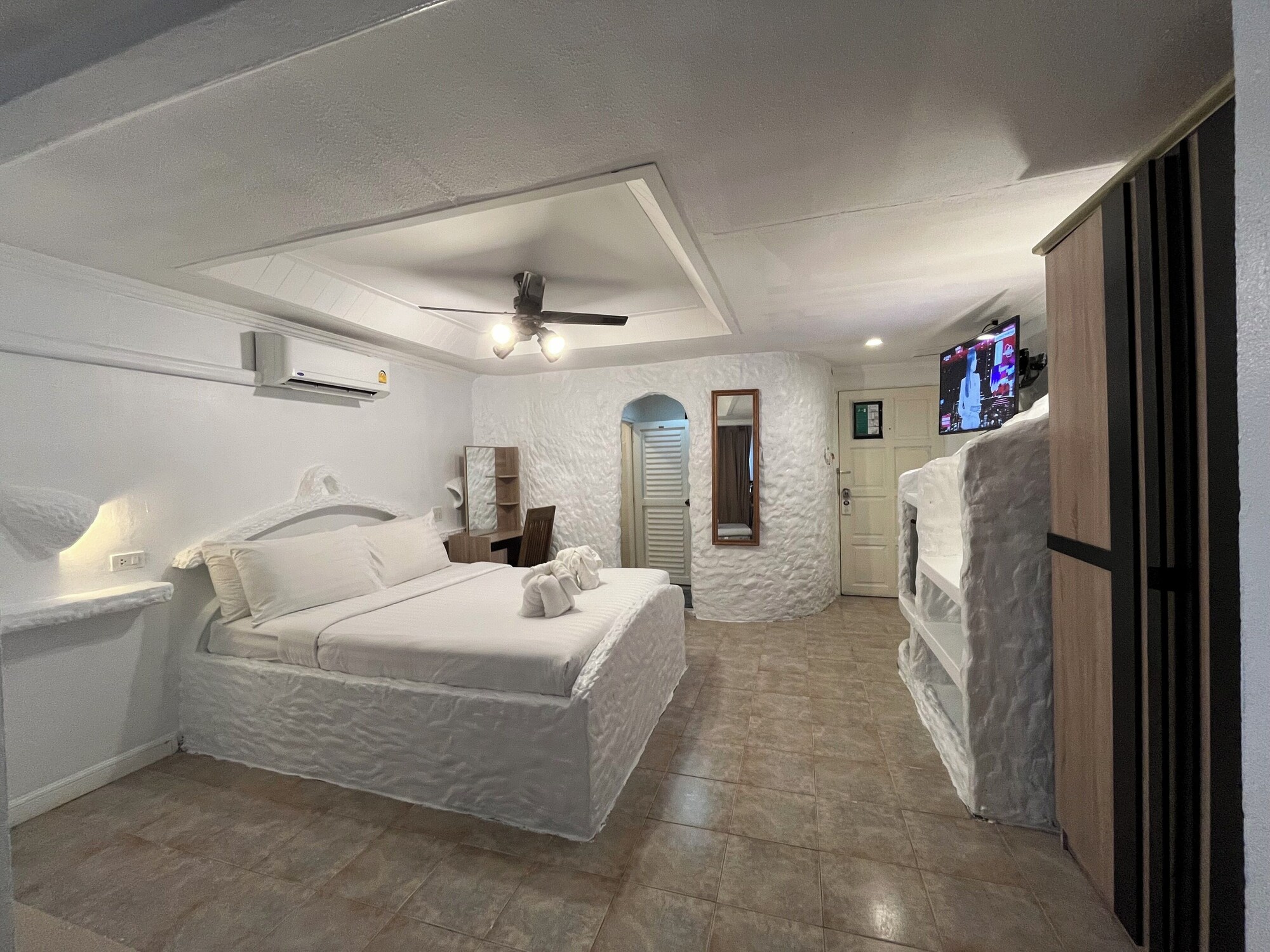 غرفة بسرير كوين مع سرير إضافي، Harrys Steakhouse & Beach Hotel 4/4