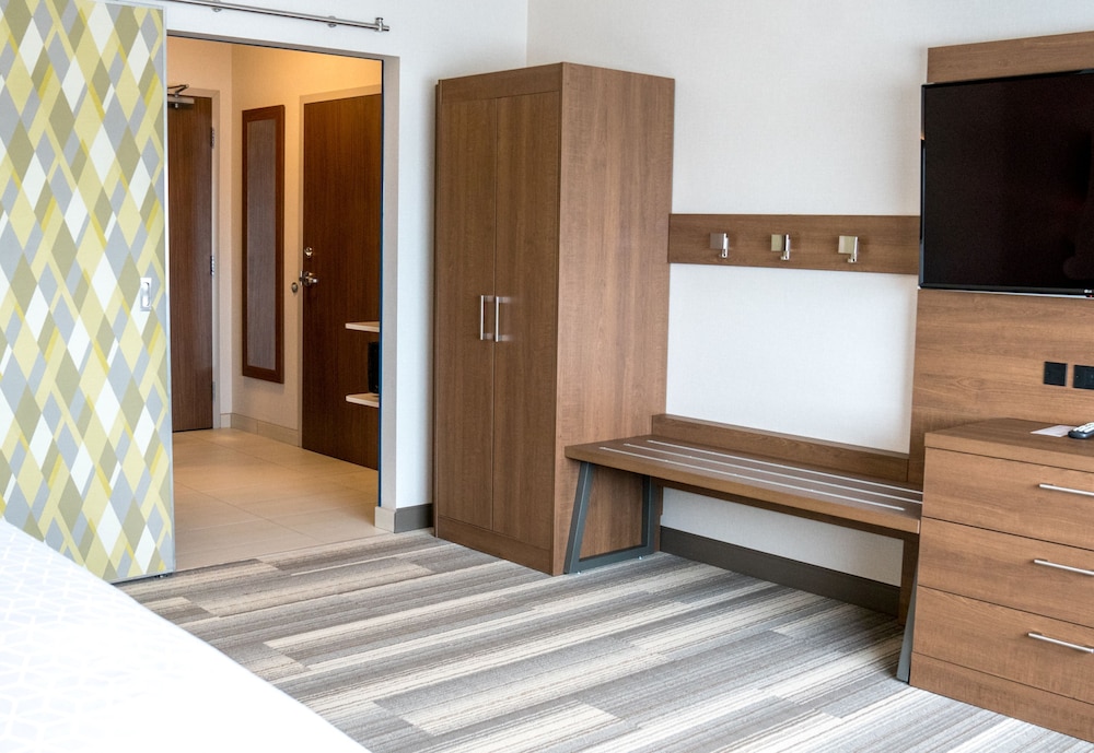 Holiday Inn Express And Suites Brandon 25/74