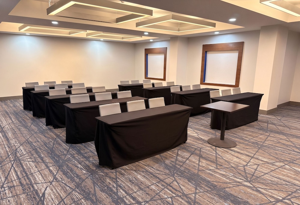 Holiday Inn Express Hotel And Suites Burleson Ft Worth 58/65
