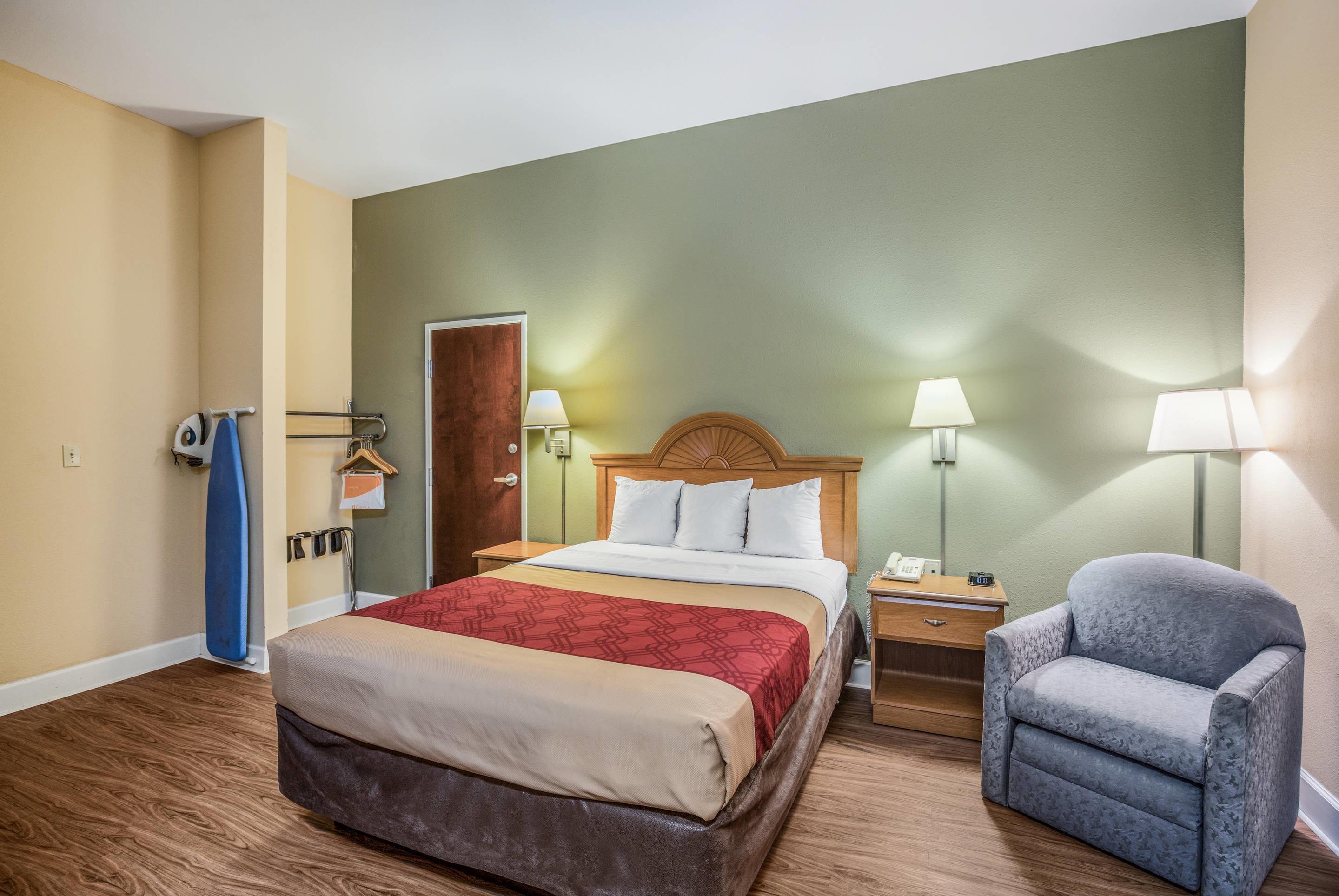 Efficiency, Suite, Queen Bed, Accessible