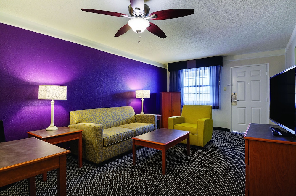 Baymont By Wyndham Greenville Woodruff Rd 23/31