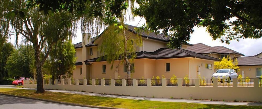 Airport Palms Motel 4/69