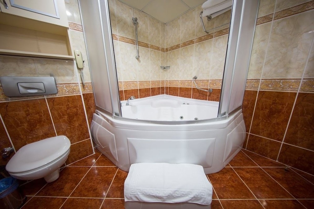 First Class Hotel 33/34