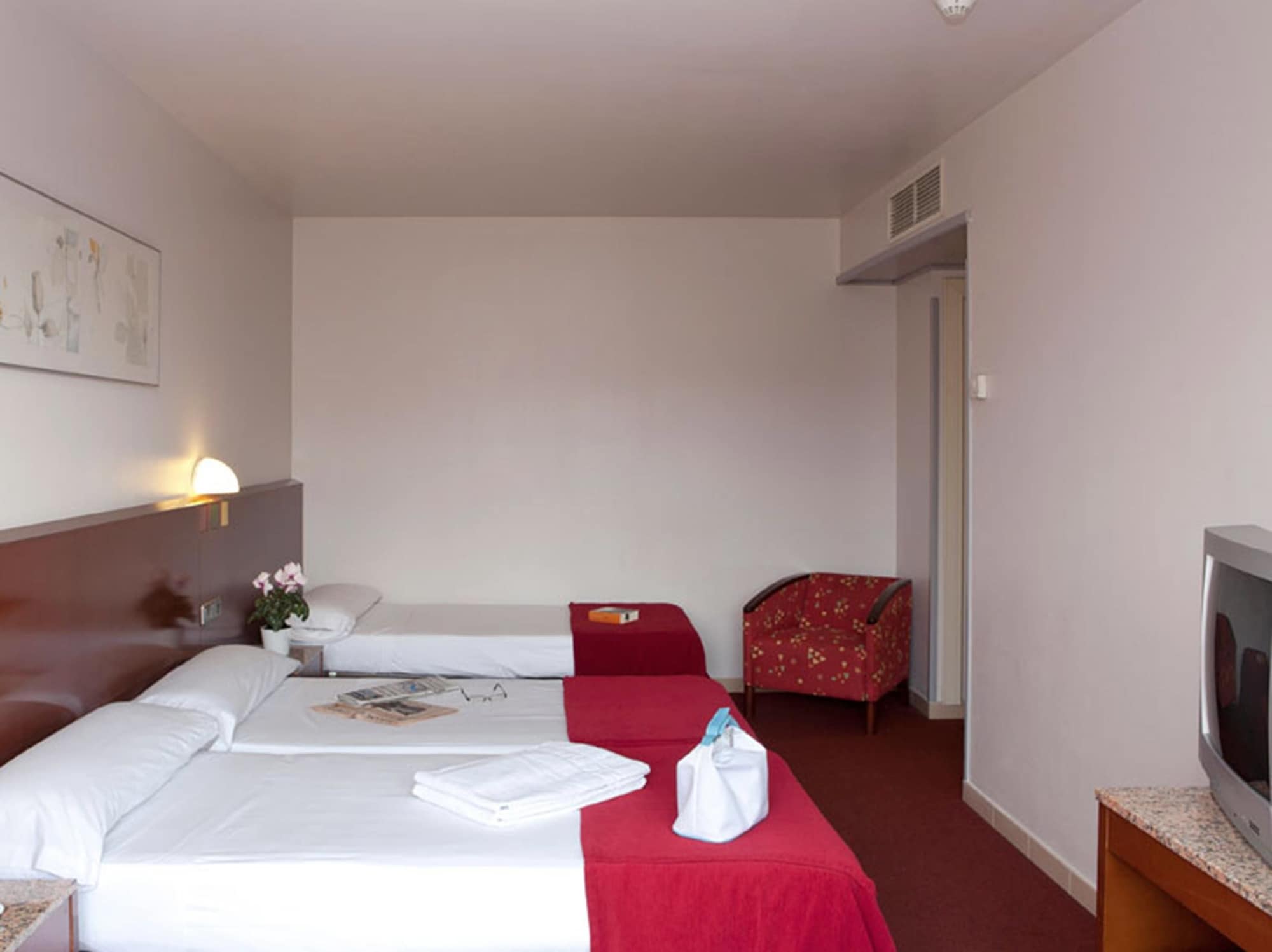 Room, Triple, 3 Beds 2/4