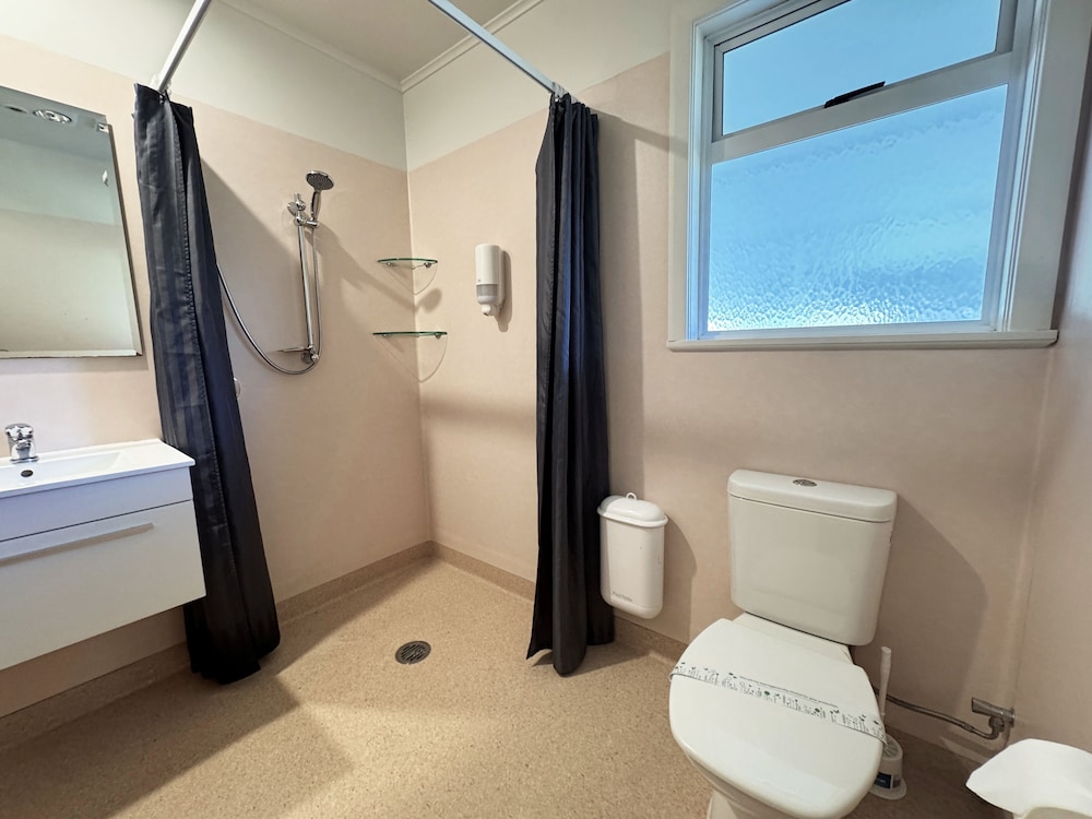 4 Bedrooms, Park, House, 5 Beds, 2 Queen Beds, Tahuna Beach Kiwi Holiday Park & Motel 10/10