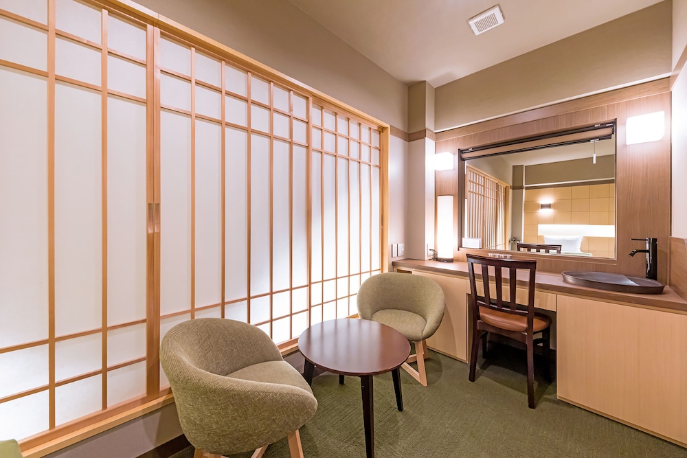 Akasaka Yoko Hotel 54/65