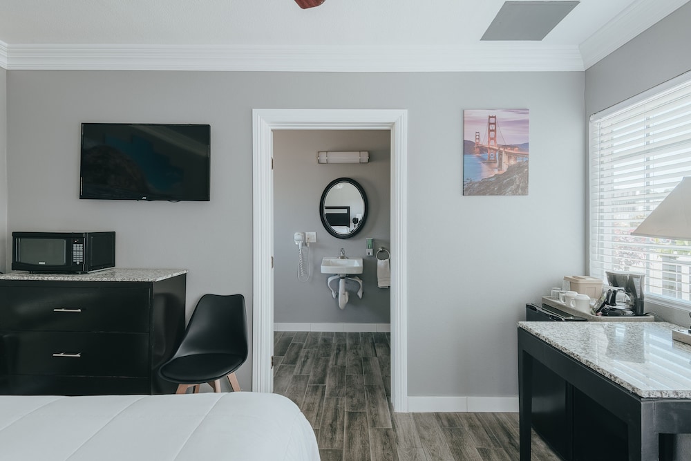 Sea Air Inn and Suites Downtown Morro Bay 50/50