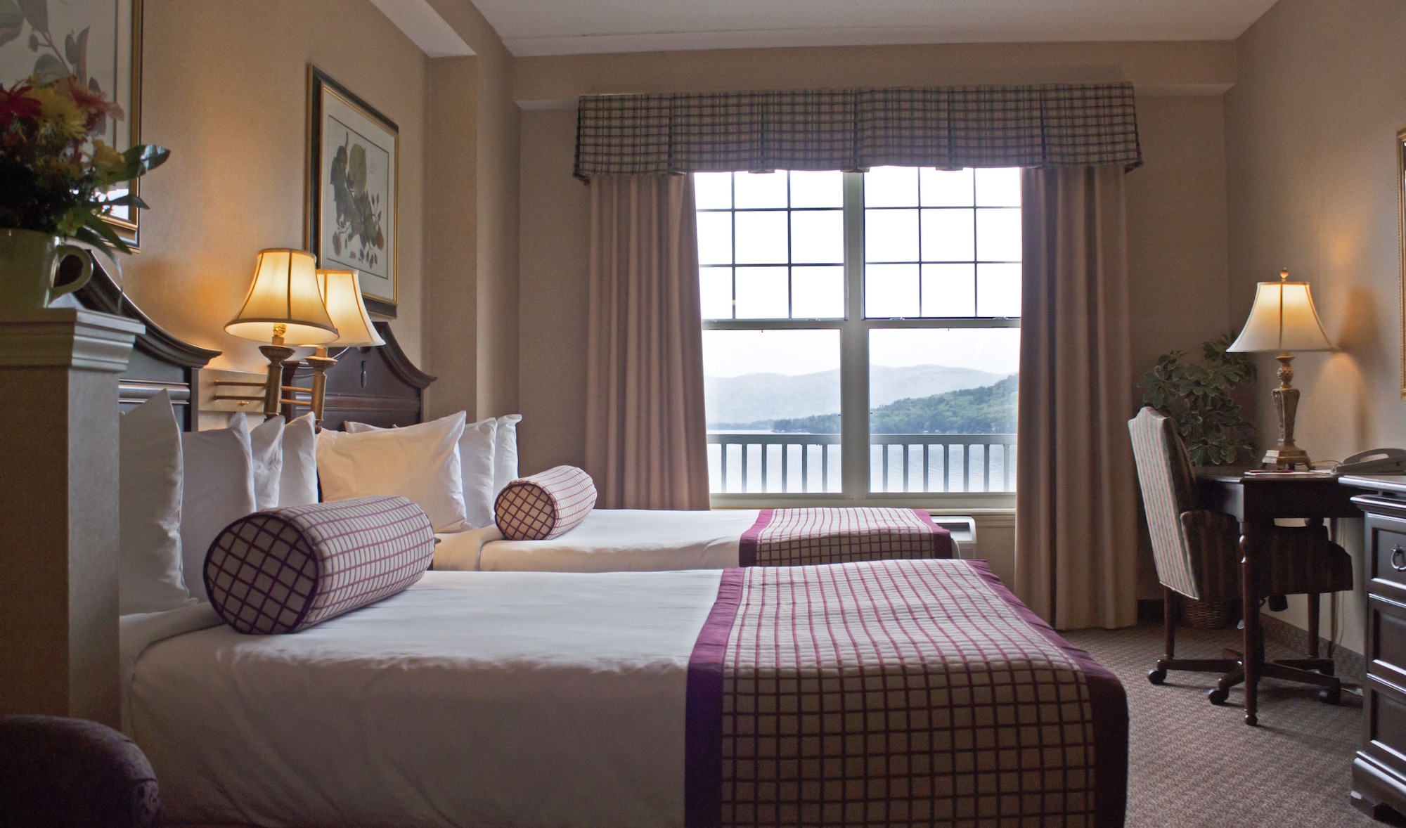 GRAND, 2 DOUBLE BEDS, LAKE VIEW