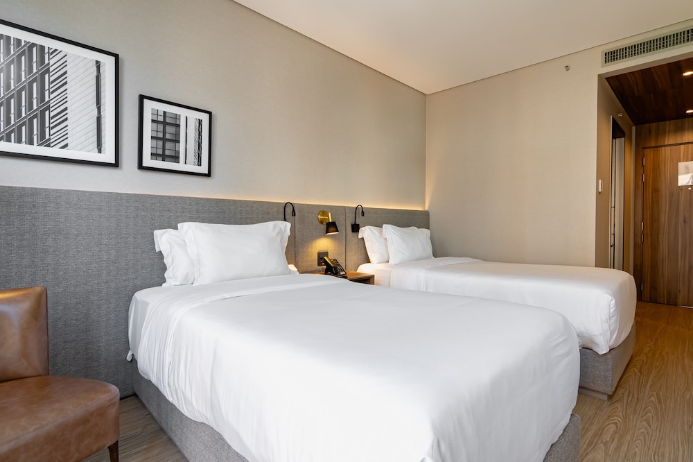 Superior, Twin Beds, Side Sea View، LK Design Hotel Florianopolis 2/9
