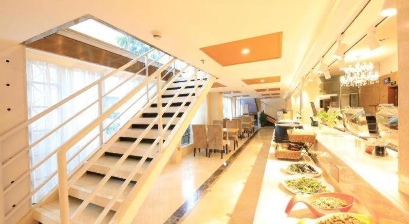 Vienna Hotel (Xiamen Airport, Jiangtou Metro Station) 35/51