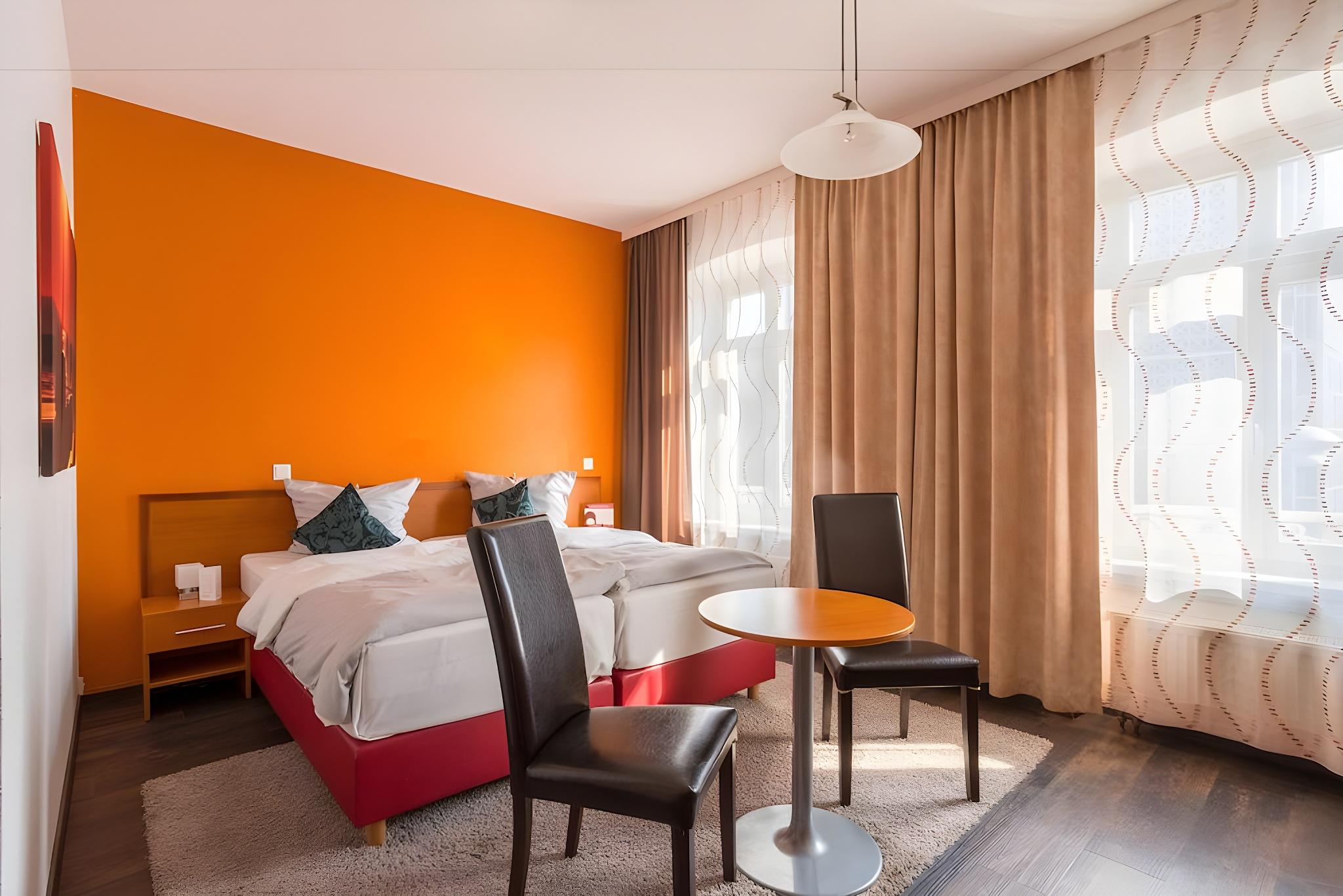 غرفة قياسية بسريرين منفصلين