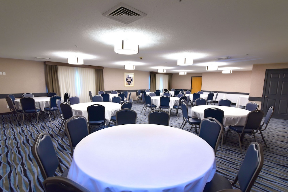 Best Western Plus Flint Airport Inn & Suites 33/38