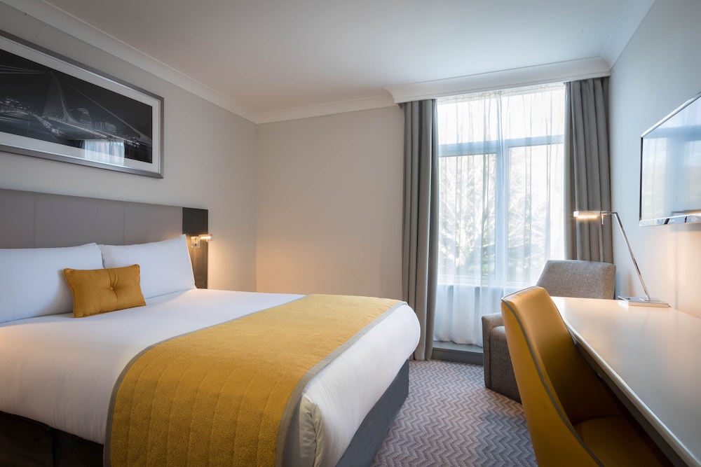 DELUXE, KING BED