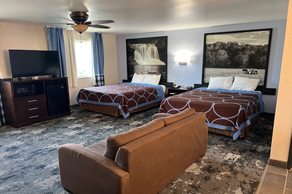 Super 8 by Wyndham Columbus IN 22/33