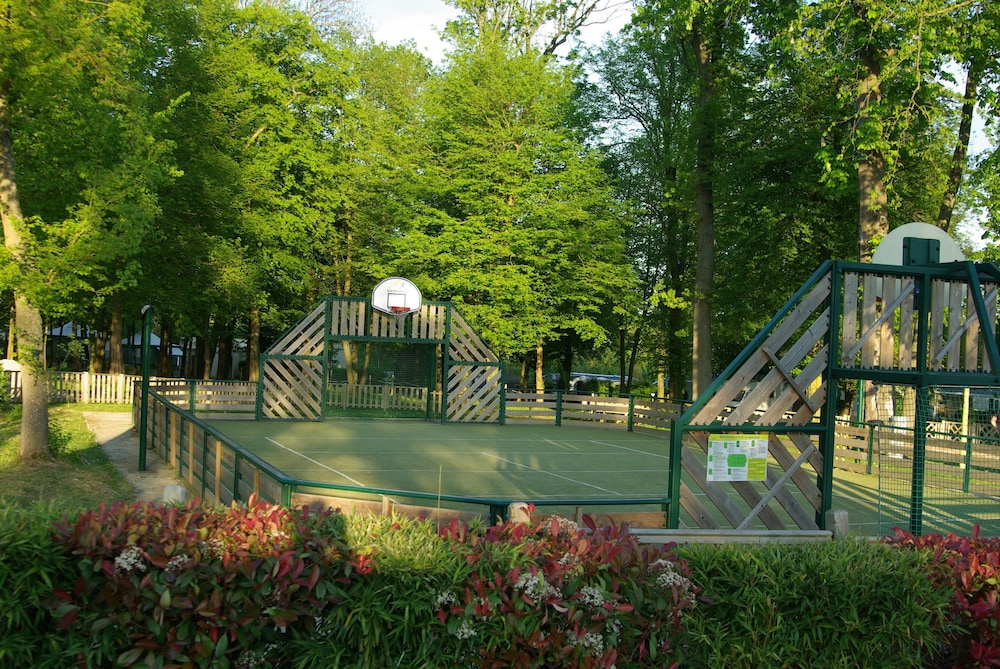 Camping Club Le Parc De Paris - Caravan Park 46/50