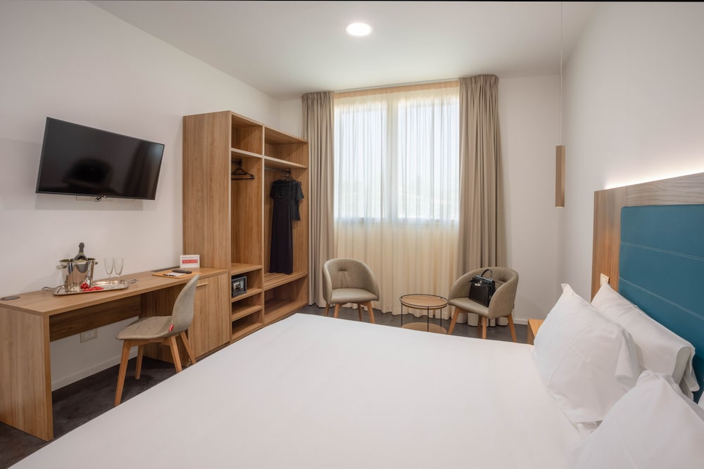 V Hotel 17/54