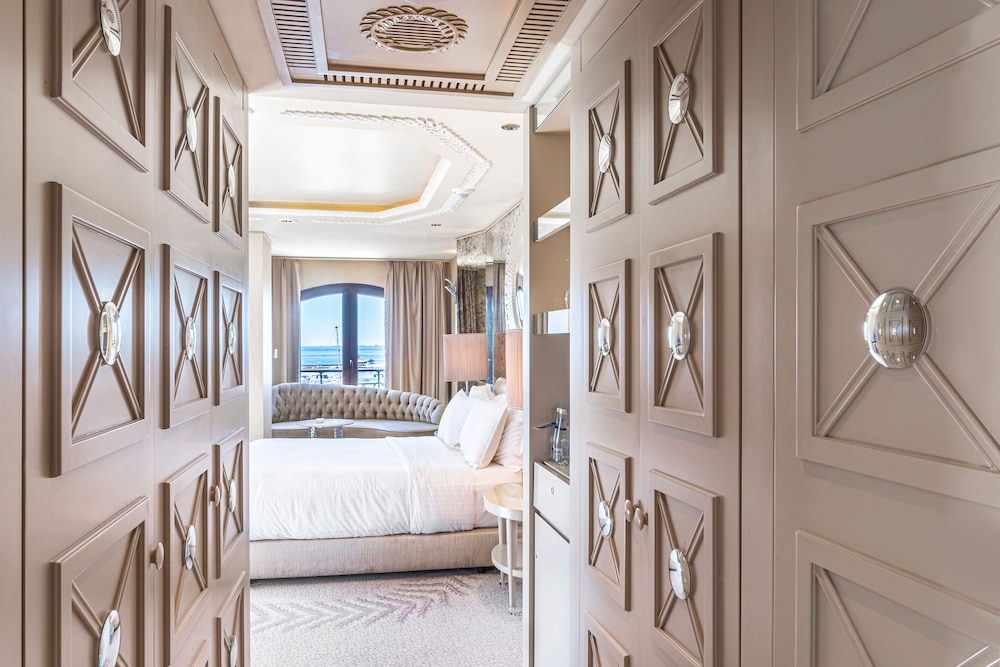 Wyndham Grand Istanbul Kalamis Marina 25/40