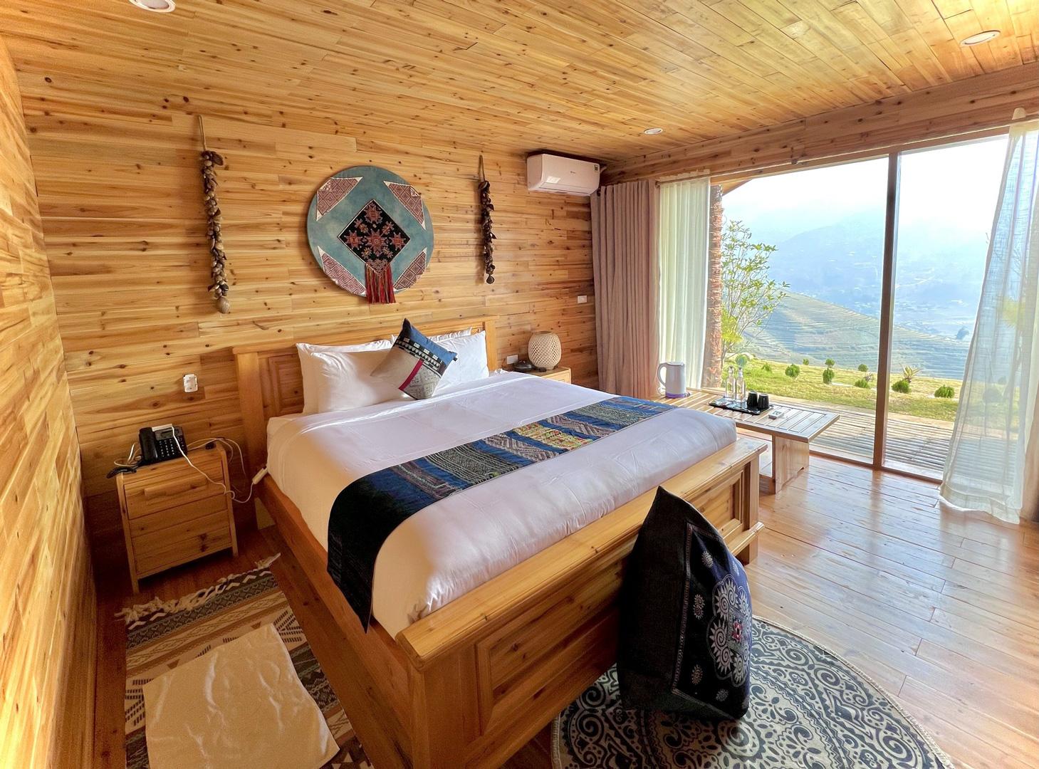 Deluxe, Queen Bed, Pool Side
