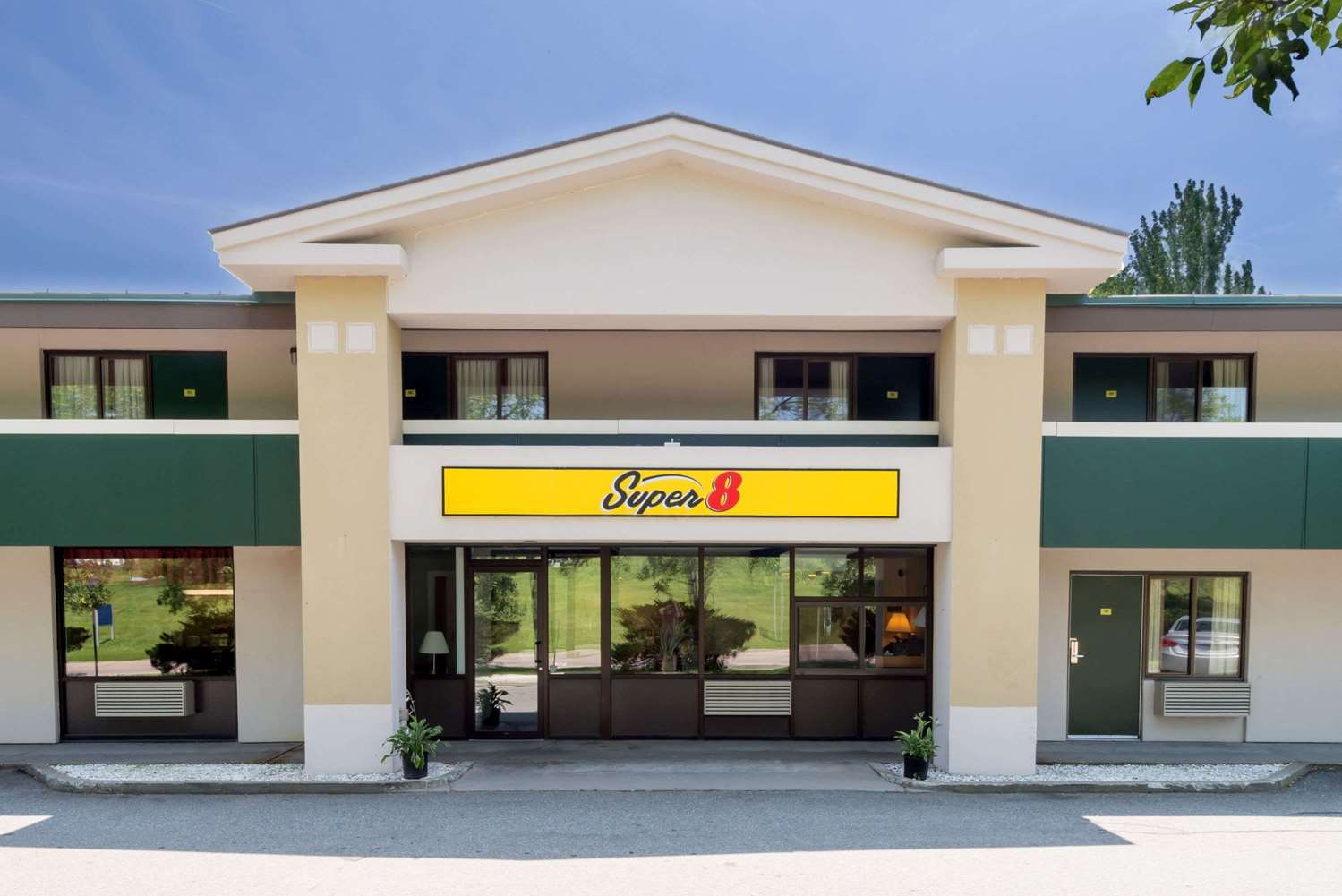Super 8 by Wyndham White River Junction 4/23
