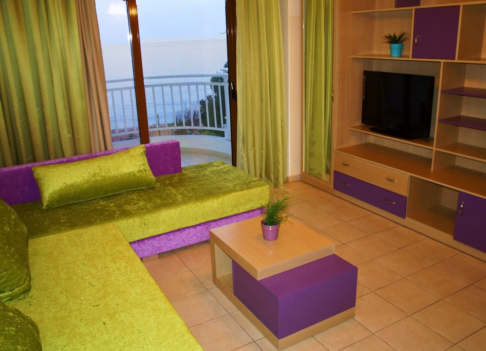 Maranton Beach Hotel 42/55
