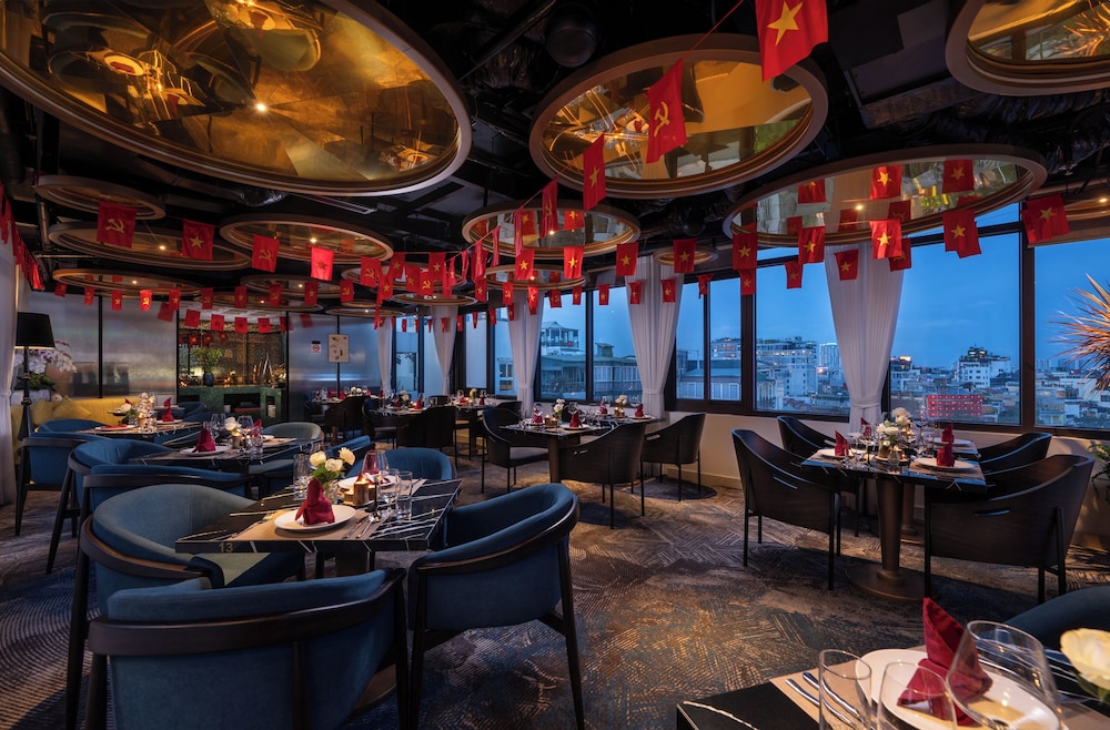 Le Premier Hotel & Rooftop Bar 40/50