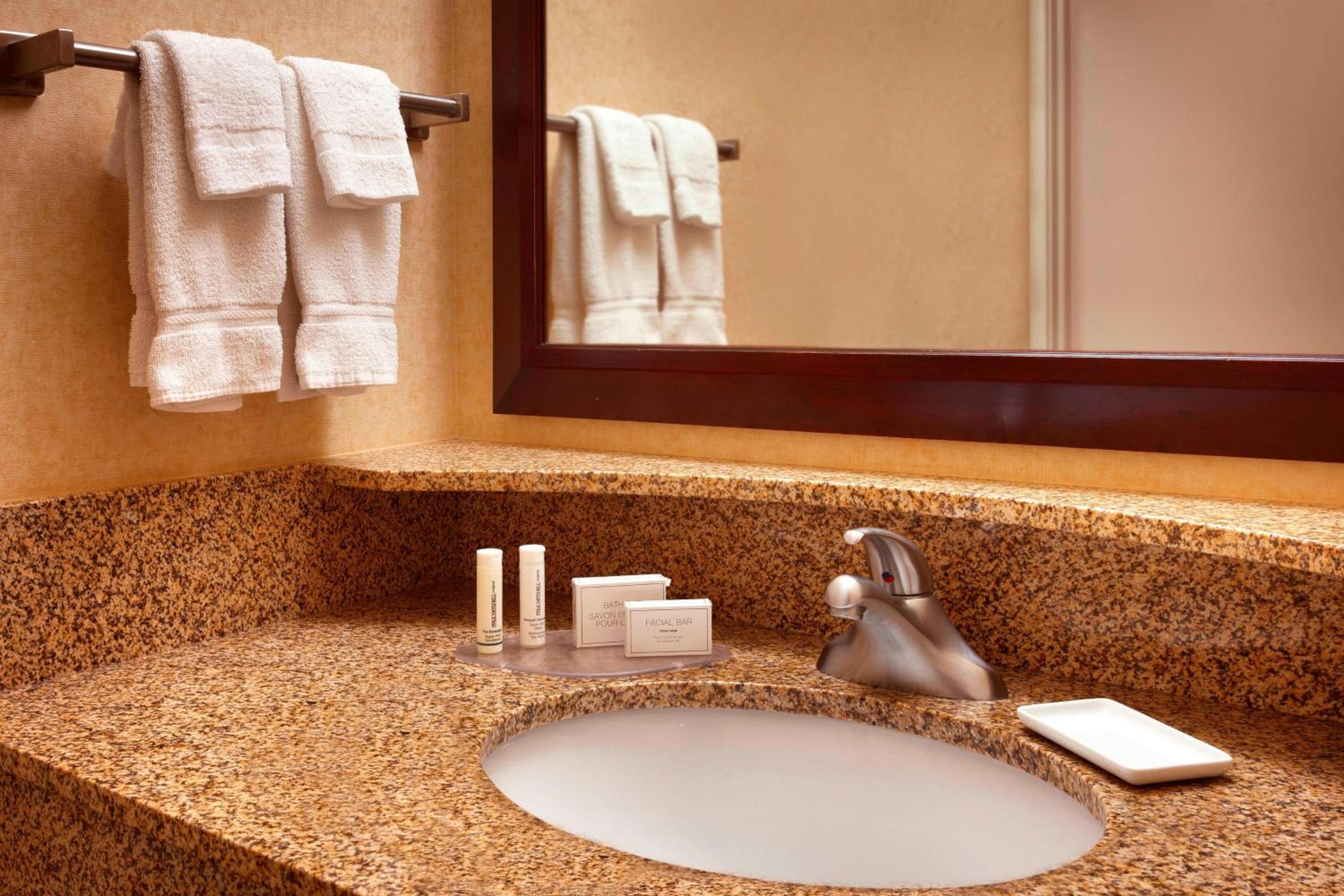 جناح بسرير كينج مع سرير سحّاب إضافي مع أريكة لذوي الإعاقة، SpringHill Suites Salt Lake City Downtown 3/4