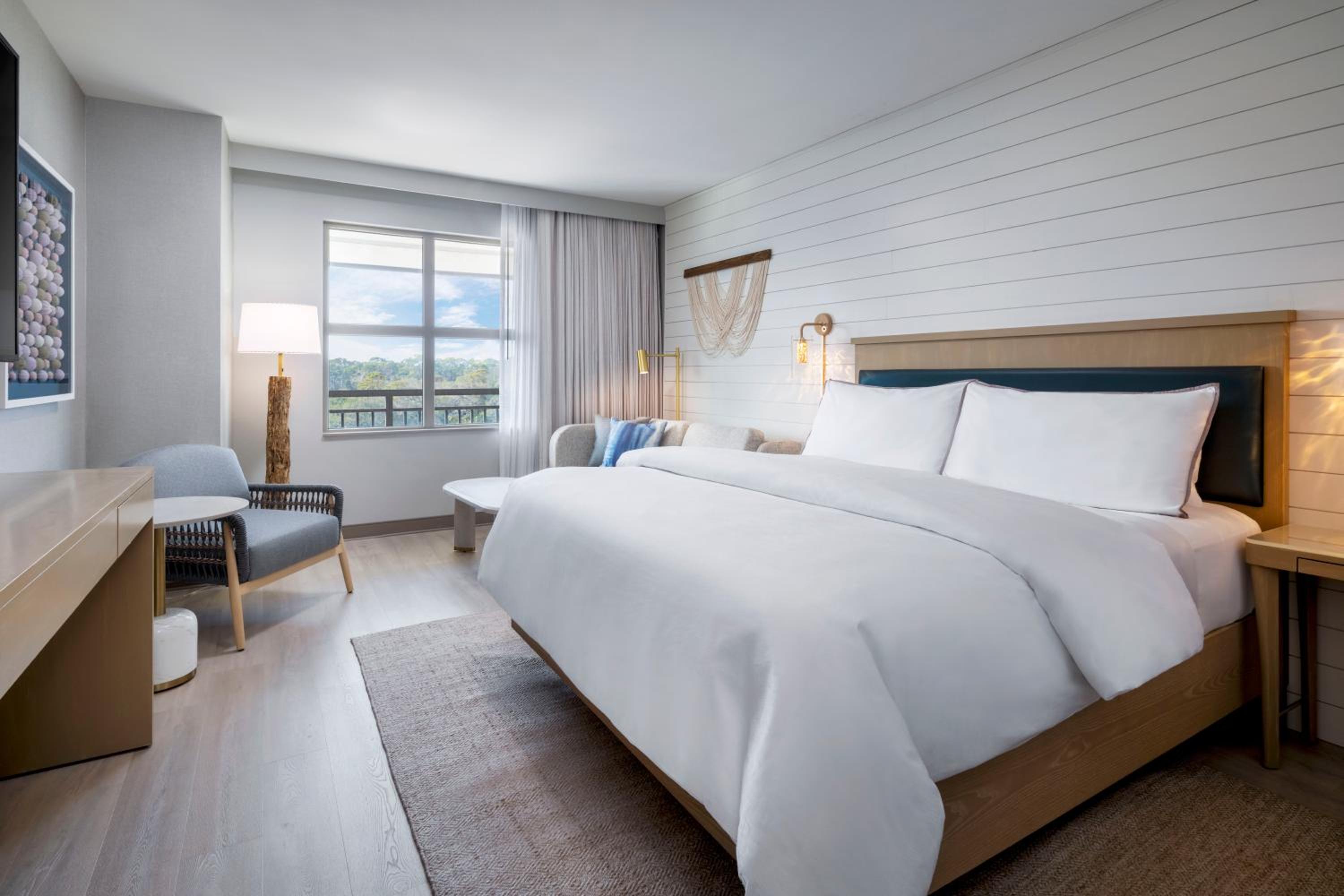 Guest Room, King Bed, Inland View, Island View