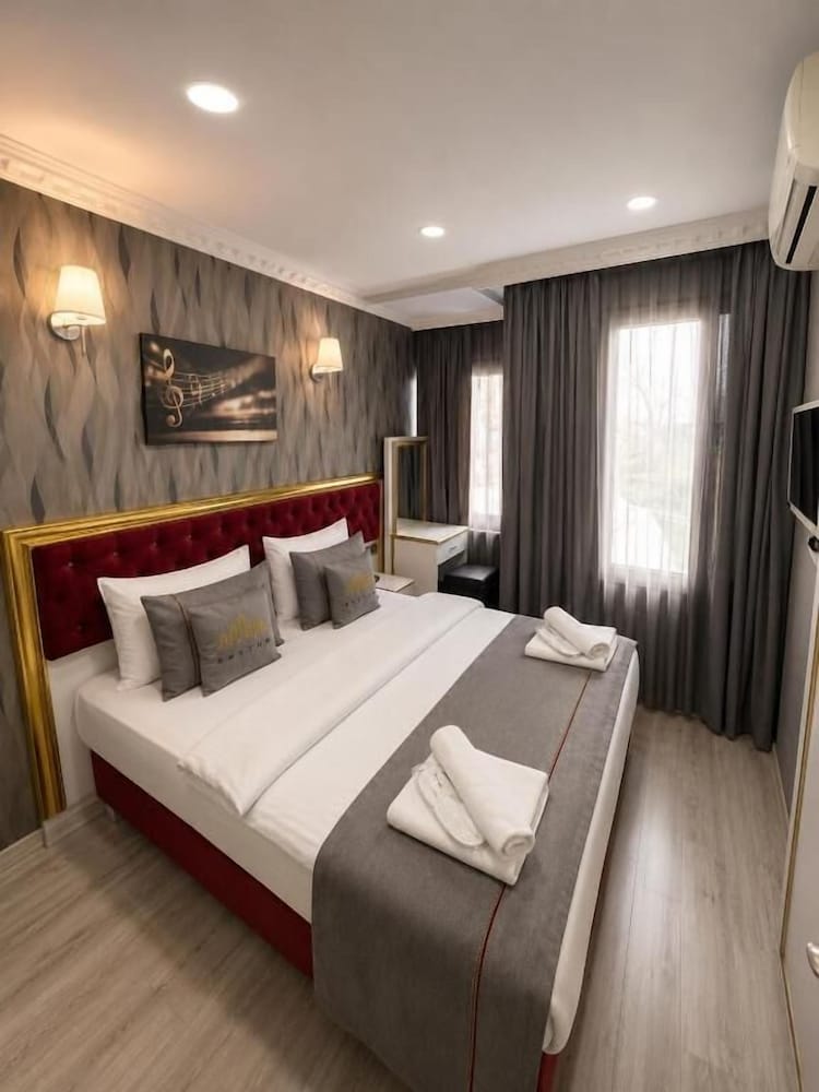 Rhythm Hotel 17/50