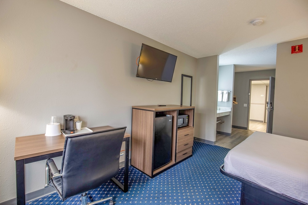 Super 8 By Wyndham Rockford 17/50