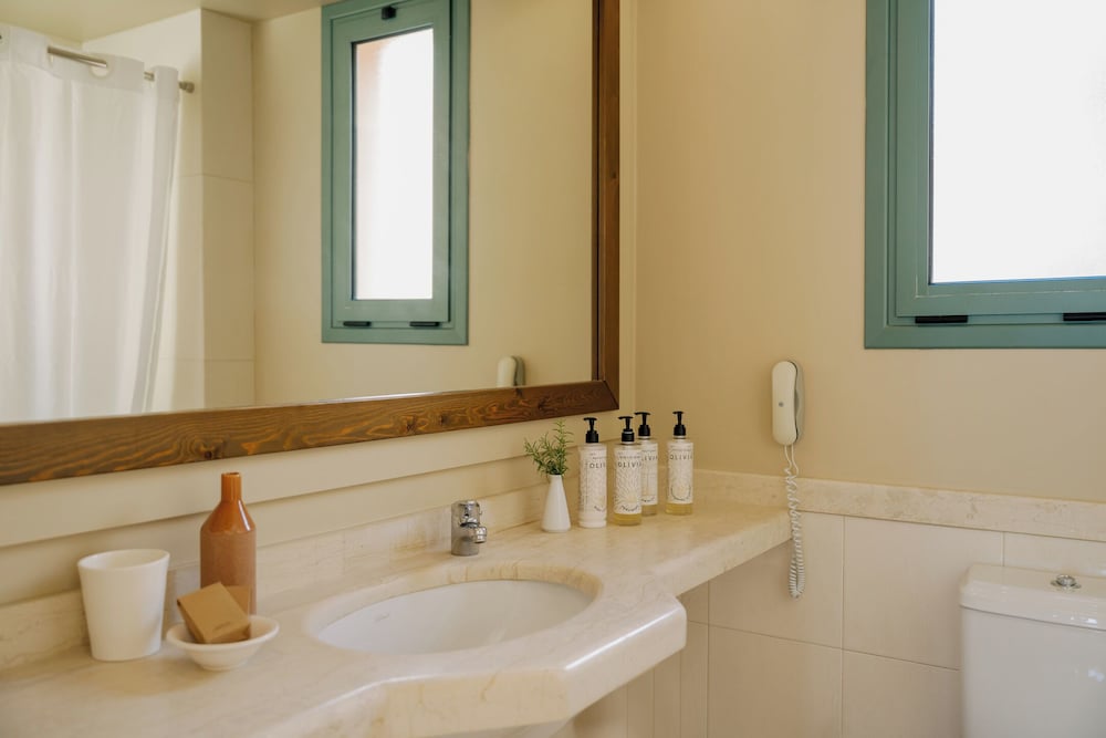 جناح بسرير كينج بغرفة نوم واحدة مع أريكة، Village Heights Resort 5/8