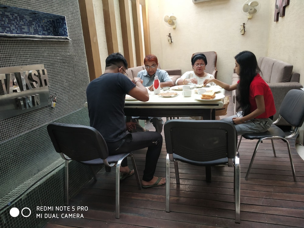 Hotel Taksh Inn 14/16
