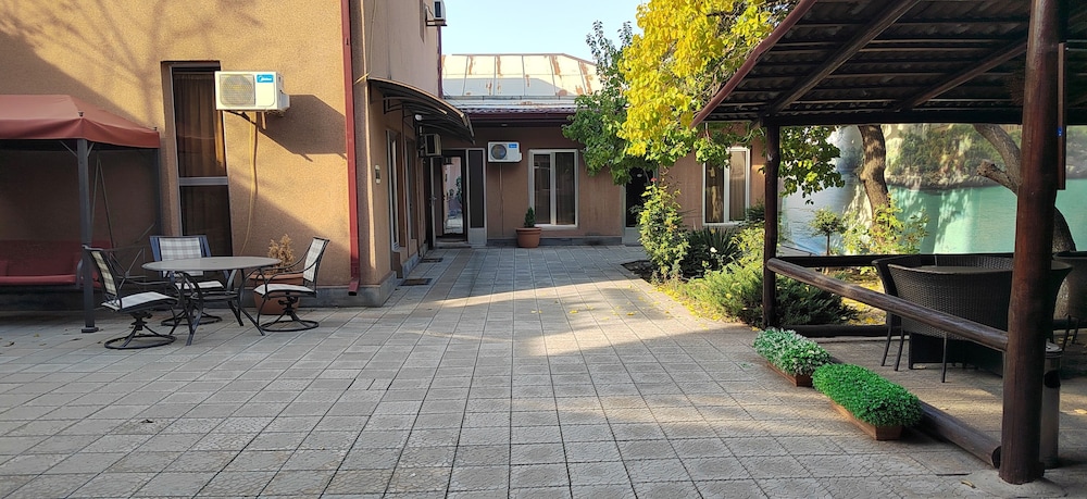 Areg Hotel 105/113