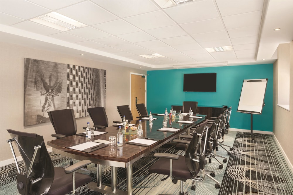 Ramada Hotel & Suites by Wyndham Coventry 34/38