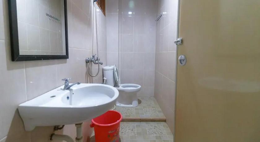 RedDoorz Plus near WTC Batanghari Mall 26/27
