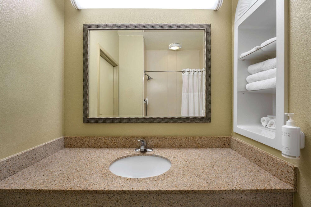 Hotel Marguerite Anaheim/Garden Grove, Trademark Collection 47/50