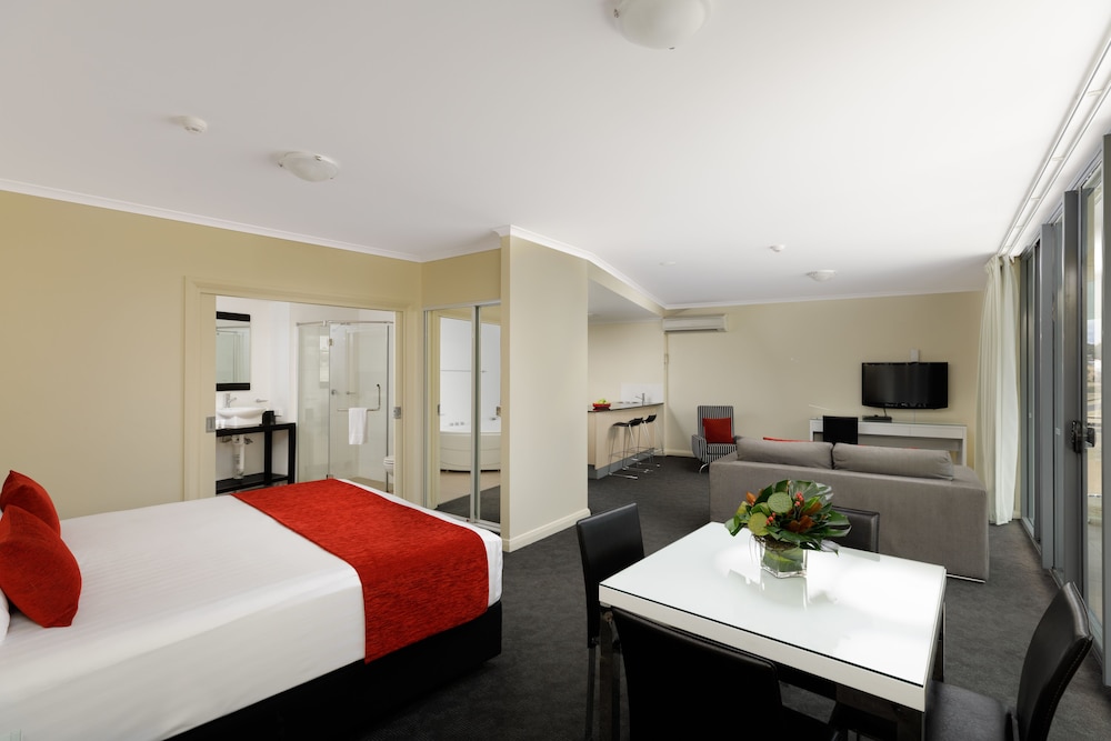 Rydges Mount Panorama Bathurst 29/66