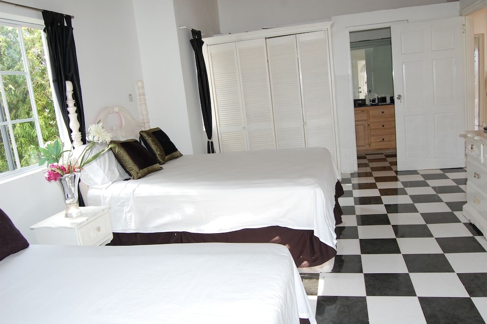Celebrity Villa Jamaica 27/50